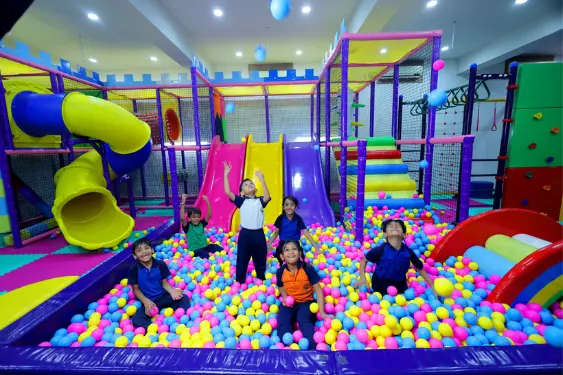 kids playing in the playing area of Mayoor School Jaipur